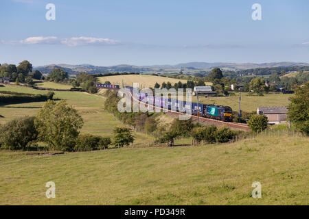 Direct Rail Services Class 88 Lokomotive auf der West Coast Main Line mit der Mossend nach Daventry Stobart/Tesco intermodalen Container Zug Stockfoto