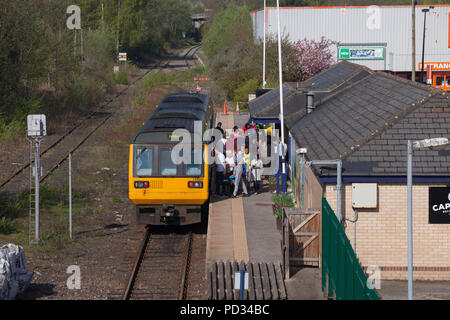 Northern Rail Zug die Fluggäste eine Klasse 142 pacer Zug am Bahnhof Bishop Auckland Stockfoto