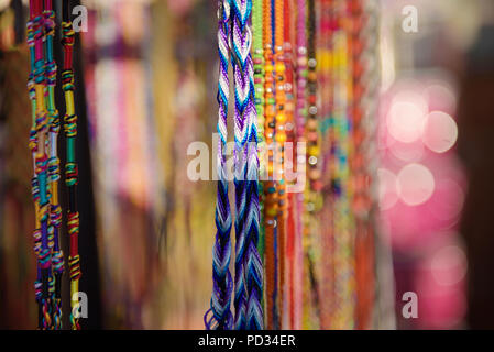 Bunte lebendige Handgemachte überfallen Armbänder auf dem Markt Stockfoto