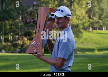 Reno, Nevada, USA. 5 Aug, 2018. Sonntag, 5. August 2018. Gewinner Andrew Putnam posiert für ein Foto mit dem Turnier Trophäe, nachdem er die 2018 Barracuda Meisterschaft am Montreux Golf & Country Club. Die Barracuda Championship Golf Turnier ist einer von nur 47 Anschläge auf der PGA Tour weltweit und hat fast 4 Millionen $ zur Nächstenliebe seit 1999 gespendet. 1997 eröffnet, der Par-72-Kurs, der von Jack Nicklaus entworfen wurde, spielt auf 7.472 Yards (6.832 m) und seine durchschnittliche Höhe ist 5.600 Fuß (1.710 m) über dem Meeresspiegel. den MontrÂux Golf und Country Club liegt auf halbem Weg zwischen Reno und Lak entfernt Stockfoto