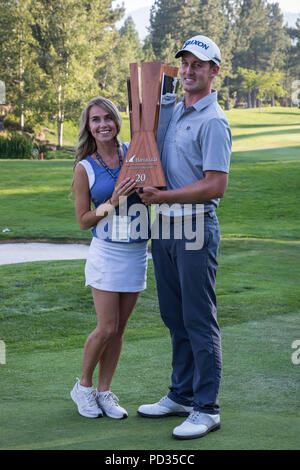 Reno, Nevada, USA. 5 Aug, 2018. Sonntag, 5. August 2018. Gewinner Andrew Putnam, und seine Frau, TAWNY FRANS PUTNAM, posieren für ein Foto mit dem Turnier Trophäe, nachdem er die 2018 Barracuda Meisterschaft am Montreux Golf & Country Club. Die Barracuda Championship Golf Turnier ist einer von nur 47 Anschläge auf der PGA Tour weltweit und hat fast 4 Millionen $ zur Nächstenliebe seit 1999 gespendet. 1997 eröffnet, der Par-72-Kurs, der von Jack Nicklaus entworfen wurde, spielt auf 7.472 Yards (6.832 m) und seine durchschnittliche Höhe ist 5.600 Fuß (1.710 m) über dem Meeresspiegel. den MontrÂux Golf und Country Club ist l Stockfoto