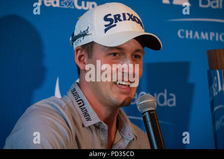 Reno, Nevada, USA. 5 Aug, 2018. Sonntag, 5. August 2018. Andrew Putnam beantwortet Fragen in den Medien Zimmer nach seinem Gewinn am 2018 Barracuda Meisterschaft am Montreux Golf & Country Club, auf halbem Weg zwischen Reno und Lake Tahoe. Der Barracuda Championship Golf Turnier ist einer von nur 47 Anschläge auf der PGA Tour weltweit und hat fast 4 Millionen $ zur Nächstenliebe seit 1999 gespendet. 1997 eröffnet, der Par-72-Kurs, der von Jack Nicklaus entworfen wurde, spielt auf 7.472 Yards (6.832 m) und seine durchschnittliche Höhe ist 5.600 Fuß (1.710 m) über dem Meeresspiegel., Wie das Turnier champion, Putnam, rece Stockfoto