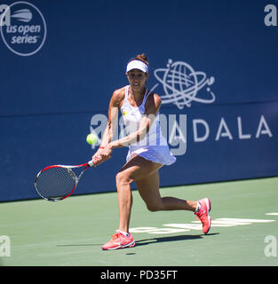 San Jose, CA USA. 05 Aug, 2018. Mihaela Buzarnescu liefert den Ball besiegte Maria Sakkari 6-1, 6-0 während der Mubadala Silicon Valley Classic an der San Jose State University, San Jose, Calif. Thurman James/CSM/Alamy leben Nachrichten Stockfoto