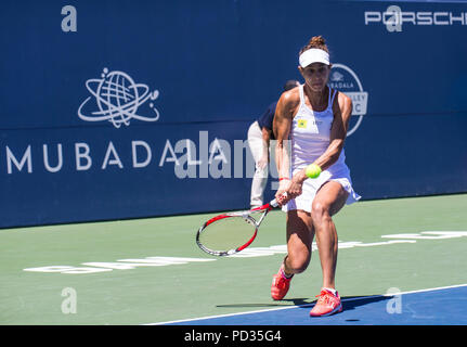 San Jose, CA USA. 05 Aug, 2018. Mihaela Buzarnescu liefert den Ball besiegte Maria Sakkari 6-1, 6-0 während der Mubadala Silicon Valley Classic an der San Jose State University, San Jose, Calif. Thurman James/CSM/Alamy leben Nachrichten Stockfoto