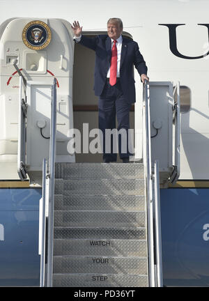 Columbus, Ohio, USA. 4 Aug, 2018. Präsident Donald Trump Wellen an die Menge, als er von der Air Force One nach der Landung am Flughafen Columbus in Columbus, Ohio entsteht. Trumpf einen Besuch in Ohio auf einer Kundgebung zur Unterstützung der Republikanische Kandidat Troy Balderson zu sprechen. Balderson wird gegen Demokraten Danny O'Connor, die in der August 7. Wahl für Ohio 12 Kongreßbezirk. Ein enges Rennen, die Rallye und das Erscheinungsbild der Präsident Trumpf ist ein Versuch, zu versuchen und der Republikanischen halten in der Region zu festigen. Quelle: Matthew Hatcher/SOPA Images/ZUMA Draht/Alamy leben Nachrichten Stockfoto