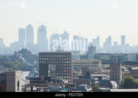 London, Großbritannien. 6. August 2018. London City Skyline und Canary Wharf Financial District in dunstiger Morgen Sonnenschein auf einem anderen heißen Tag ast emperatures werden voraussichtlich überschreiten 30 C Credit: Amer ghazzal/Alamy leben Nachrichten Stockfoto