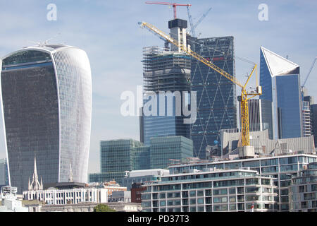 London, UK, 6. August 2018, blauer Himmel über die Skyline von London. Die Wettervorhersage ist heiß und sonnig bis Mittwoch, wenn es kühler geworden ist, wird eine willkommene Entlastung für einige Leute werden. Kredit Keith Larby/Alamy leben Nachrichten Stockfoto