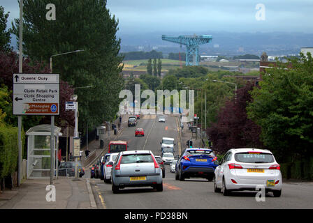 Glasgow, Schottland, UK 6 Kilbowie Straße in Clydebank ist die Szene für die jüngsten Morde in Glasgow. Ein Mann starb und ein weiterer schwer verletzt als Massen von der Polizei auf die Stadt herab in der vergangenen Nacht aus der Szene zu versiegeln, wie der erste floral Tribute am frühen Morgen erschienen.. Gerard Fähre / alamy Nachrichten Stockfoto