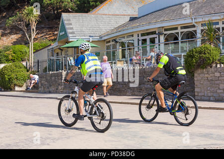 Bournemouth, Dorset, Großbritannien. 6. Aug 2018. UK Wetter: sunseekers Kopf an der Küste die meisten Wetter Bournemouth Strände an einem heißen sonnigen Tag mit der Prognose auf die Möglichkeit von Regen und ein Ende der Hitzewelle. Polizei Unterstützung der Gemeinschaft Offiziere auf Fahrrädern. Credit: Carolyn Jenkins/Alamy leben Nachrichten Stockfoto