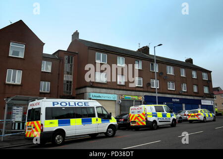 Glasgow, Schottland, UK 6 Kilbowie Straße in Clydebank ist die Szene für die jüngsten Morde in Glasgow. Ein Mann starb und ein weiterer schwer verletzt als Massen von der Polizei auf die Stadt herab in der vergangenen Nacht aus der Szene zu versiegeln, wie der erste floral Tribute am frühen Morgen erschienen.. Gerard Fähre / alamy Nachrichten Stockfoto