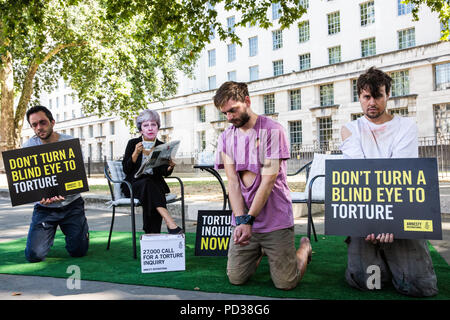 London, Großbritannien. 6. August 2018. Ein Aktivist von Amnesty International UK das Tragen eines Theresa May Maske Getränke Tee Außerhalb der Downing Street und dabei drei Opfer von Folter als Teil einer Protestbewegung, die für eine unabhängige, Richter - LED-Anfrage in Einbeziehung des Vereinigten Königreichs in die Folter von Gefangenen in Übersee. Eine Petition wurde auch an 10 Downing Street von Amnesty Kate Allen, Direktor der britischen, Simone Abel von Reprieve, Sam Grant der Freiheit und Sonya Sceats der Freiheit von Folter dargestellt). Credit: Mark Kerrison/Alamy leben Nachrichten Stockfoto