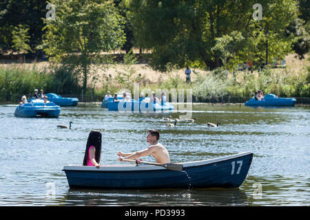 London, Großbritannien. 6. August 2018. UK Wetter: Einheimische und Touristen entspannen und einen anderen Tag der Sommerhitze mit Temperaturen von 30 C im Hyde Park zu genießen. Credit: Guy Corbishley/Alamy leben Nachrichten Stockfoto