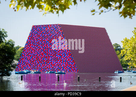 London, Großbritannien. 6. August 2018. Christo's London Mastaba schwimmt auf dem Serpentine Lake im Hyde Park. Credit: Guy Corbishley/Alamy leben Nachrichten Stockfoto