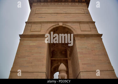 Neu-delhi, Delhi, Indien. 5 Aug, 2018. Blick auf die Architektur von India Gate in Neu-Delhi, die 1931 gebaut wurde Tribut an 82000 Soldaten der indischen Armee während des Ersten Weltkriegs zu bezahlen. Das India Gate ist ein Denkmal zu Ehren 82.000 Soldaten der indischen Armee, die im Zeitraum 1914-21 während des Ersten Weltkrieges starb zu bezahlen. Es liegt im Herzen der indischen Hauptstadt Neu Delhi. Es ist 42 Meter hohes Tor. Credit: Abbas Idrees/SOPA Images/ZUMA Draht/Alamy leben Nachrichten Stockfoto