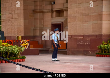 Neu-delhi, Delhi, Indien. 5 Aug, 2018. Ein indischer Polizist steht in der Nähe der India Gate in Neu Delhi. Ein Denkmal Tor, welches im Jahre 1931 erbaut wurde Tribut an 82000 Soldaten der indischen Armee während des Ersten Weltkriegs zu bezahlen. Das India Gate ist ein Denkmal zu Ehren 82.000 Soldaten der indischen Armee, die im Zeitraum 1914-21 während des Ersten Weltkrieges starb zu bezahlen. Es liegt im Herzen der indischen Hauptstadt Neu Delhi. Es ist 42 Meter hohes Tor. Credit: Abbas Idrees/SOPA Images/ZUMA Draht/Alamy leben Nachrichten Stockfoto