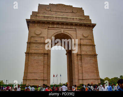 Neu-delhi, Delhi, Indien. 5 Aug, 2018. Blick auf die Architektur von India Gate in Neu-Delhi, die 1931 gebaut wurde Tribut an 82000 Soldaten der indischen Armee während des Ersten Weltkriegs zu bezahlen. Das India Gate ist ein Denkmal zu Ehren 82.000 Soldaten der indischen Armee, die im Zeitraum 1914-21 während des Ersten Weltkrieges starb zu bezahlen. Es liegt im Herzen der indischen Hauptstadt Neu Delhi. Es ist 42 Meter hohes Tor. Credit: Abbas Idrees/SOPA Images/ZUMA Draht/Alamy leben Nachrichten Stockfoto
