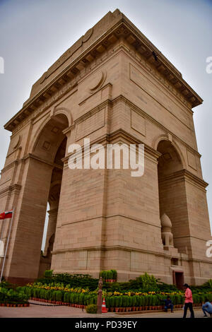 Neu-delhi, Delhi, Indien. 5 Aug, 2018. Blick auf die Architektur von India Gate in Neu-Delhi, die 1931 gebaut wurde Tribut an 82000 Soldaten der indischen Armee während des Ersten Weltkriegs zu bezahlen. Das India Gate ist ein Denkmal zu Ehren 82.000 Soldaten der indischen Armee, die im Zeitraum 1914-21 während des Ersten Weltkrieges starb zu bezahlen. Es liegt im Herzen der indischen Hauptstadt Neu Delhi. Es ist 42 Meter hohes Tor. Credit: Abbas Idrees/SOPA Images/ZUMA Draht/Alamy leben Nachrichten Stockfoto