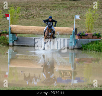 Gatcombe Park, Gloucestershire, UK. Sonntag, August 5th, 2018. Oliver Towsned macht einen splash nach erfolgreichem Löschen des Wasser Hürde, Ulises, am britischen Eventing 'Magic Millionen "British Open Championship. Quelle: John Rees/Alamy leben Nachrichten Stockfoto