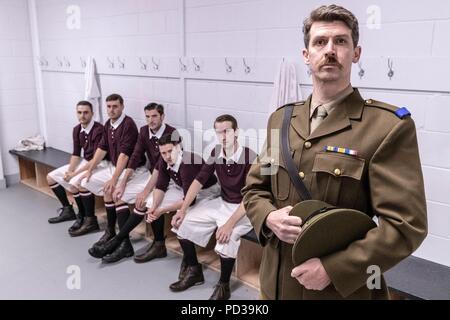 Edinburgh, Großbritannien. 6. Juli 2018. Ein Krieg der beiden Hälften erzählt die wahre Geschichte der Herzen Fußball-Team am Rande des Gewinnens der schottischen Liga im Jahr 1914. Sie hatte 19 der 21 Spiele gewonnen, wenn 13 der Spieler gewinnen im Großen Krieg zu dienen. Die Show fängt die dramatische Reise von tynecastle Stadium auf die schlachtfelder an der Somme. Die Leistung läuft noch bis zum 17. August mit 4 Aufführungen jeden Tag. Credit: Rich Dyson/Alamy leben Nachrichten Stockfoto