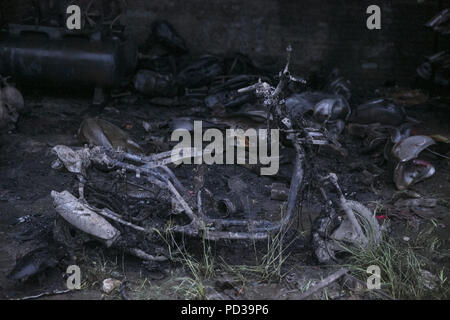 Kathmandu, Nepal. 6 Aug, 2018. Ein Roller und andere Abfälle werden dargestellt nach einem Automobil Garage auf Feuer in Kathmandu, Nepal am Montag erwischt, 6. August 2018. Credit: Skanda Gautam/ZUMA Draht/Alamy leben Nachrichten Stockfoto