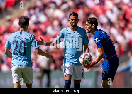 Jorginho von Chelsea und Riyad Mahrez von Manchester United während der 2018 FA Community Shield Match zwischen Chelsea und Manchester City im Wembley Stadion, London, England am 5. August 2018. 5 Aug, 2018. Quelle: AFP 7/ZUMA Draht/Alamy leben Nachrichten Stockfoto