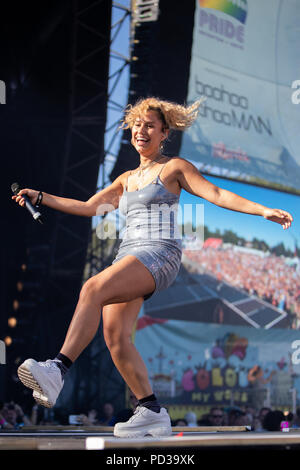 Brighton, UK. 5. August 2018. Raye auf der Hauptbühne am Brighton Stolz 2018 Credit: Hugh Wilton/Alamy leben Nachrichten Stockfoto
