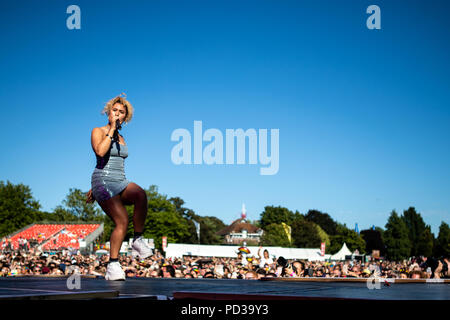 Brighton, UK. 5. August 2018. Raye auf der Hauptbühne am Brighton Stolz 2018 Credit: Hugh Wilton/Alamy leben Nachrichten Stockfoto