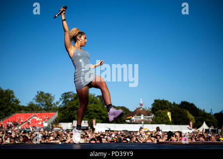 Brighton, UK. 5. August 2018. Raye auf der Hauptbühne am Brighton Stolz 2018 Credit: Hugh Wilton/Alamy leben Nachrichten Stockfoto