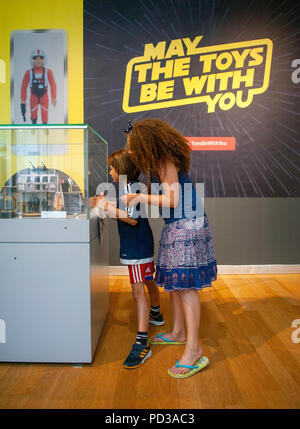 Kann das Spielzeug mit Euch. Star Wars Spielzeug und Filmen Ausstellung im Neuen Museum, Leicester entfernt. Stockfoto