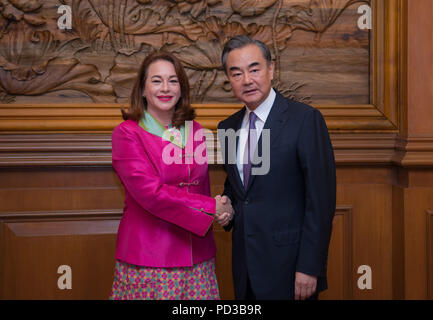 Peking, China. 6 Aug, 2018. Chinesischen Staatsrat und Außenminister Wang Yi Gespräche mit dem Präsidenten der 73. Sitzung der Vereinten Nationen (UN) Generalversammlung, Maria Fernanda Espinosa Garces, in Peking, der Hauptstadt von China, August 6, 2018. Credit: zhai Jianlan/Xinhua/Alamy leben Nachrichten Stockfoto