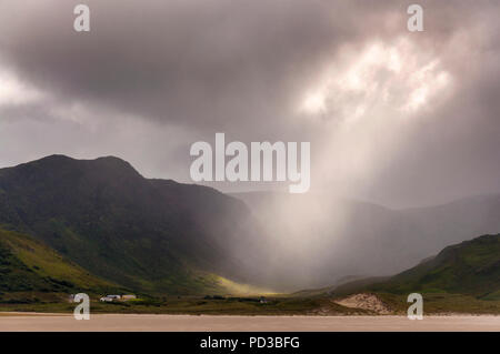 Ardara, County Donegal, Irland Wetter. 6. August 2018. Leichte Wellen durch stormclouds an der Nordwestküste. Credit: Richard Wayman/Alamy leben Nachrichten Stockfoto