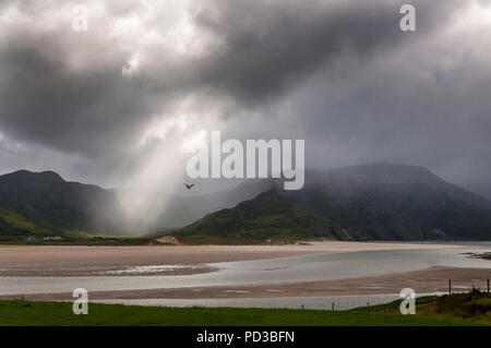 Ardara, County Donegal, Irland Wetter. 6. August 2018. Leichte Wellen durch stormclouds an der Nordwestküste. Credit: Richard Wayman/Alamy leben Nachrichten Stockfoto