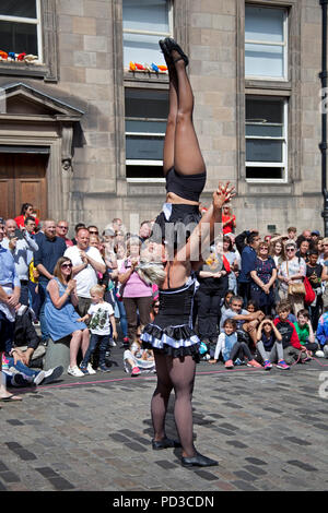 Edinburgh, Schottland, Großbritannien. 6 12.08.2018, Edinburgh Fringe Festival weibliche Straßenkünstler auf der Royal Mile. Stockfoto