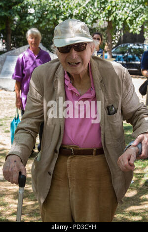 London, Großbritannien. 6. August 2018. Walter Wolfgang, 94-jährigen Holocaust-überlebenden und langjährigen Frieden Mitkämpfer, steht unter der commemorative Hiroshima Kirschbaum in Tavistock Square für den jährlichen Hiroshima Tag Jubiläumsveranstaltung Opfer der Atombombe und Kriege überall zu merken. Credit: Mark Kerrison/Alamy leben Nachrichten Stockfoto