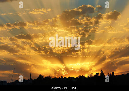 London, Großbritannien. 6. August 2018. Saisonale Wetter: Schöner Sonnenuntergang nach einem heißen Sommertag über Kentish Town in London, England Credit: Paul Brown/Alamy leben Nachrichten Stockfoto