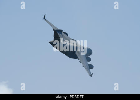 August 5, 2018: Blick auf einen der US Air Force C-17 Fliegen über während der Nationalhymne vor der Monster Energy NASCAR Cup Series Bowling am Glen am Sonntag, den 5. August 2018 in Watkins Glen International in Watkins Glen, New York. Reich Barnes/CSM Stockfoto