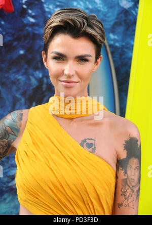 HOLLYWOOD, CA - 6. AUGUST: (L-R) Schauspielerinnen Ruby Rose und Jessica McNamee nehmen an der Warner Bros. Bilder US-Premiere von "Meg" am 6. August 2018 TCL Chinese Theatre in Hollywood, Kalifornien. Foto von Barry King/Alamy leben Nachrichten Stockfoto