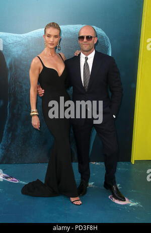 Hollywood, Ca. 6 Aug, 2018. Rosie Huntington-Whiteley, Jason Statham, bei Warner Bros. Bilder und Schwerkraft Bilder 'Premiere der "Meg" bei TCL Chinese Theater Imax in Hollywood, Kalifornien am 6. August 2018. Credit: Faye Sadou/Medien Punch/Alamy leben Nachrichten Stockfoto