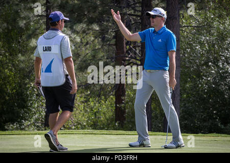 Reno, Nevada, USA. 5 Aug, 2018. Sonntag, 5. August 2018. Martin Laird und seinem caddie auf dem Grün im 2018 Barracuda Meisterschaft kommunizieren am Montreux Golf & Country Club in Reno, Nevada. Das Barracuda Championship Golf Turnier ist einer von nur 47 Anschläge auf der PGA Tour weltweit und hat fast 4 Millionen $ zur Nächstenliebe seit 1999 gespendet. 1997 eröffnet, der Par-72-Kurs, der von Jack Nicklaus entworfen wurde, spielt auf 7.472 Yards (6.832 m) und seine durchschnittliche Höhe ist 5.600 Fuß (1.710 m) über dem Meeresspiegel. den MontrÂux Golf und Country Club liegt auf halbem Weg zwischen Reno und See Tah Stockfoto