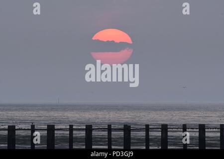 Shoeburyness, Southend-on-Sea, Essex, Großbritannien. 7. August 2018. UK Wetter: Sonnenaufgang über East Beach, shoeburyness Credit: Ben Rektor/Alamy leben Nachrichten Stockfoto