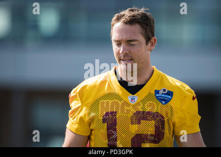 August 06, 2018: Washington Redskins Quarterback Colt McCoy (12) die Staats- und Regierungschefs auf die Praxis der Felder beim Trainingslager 2018 Bon Secours Washington Redskins Training Center in Richmond, Virginia. Scott Taetsch/CSM Stockfoto