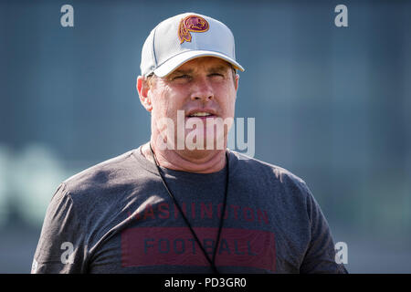 August 06, 2018: Washington Redskins Head Coach Jay Gruden Köpfe auf die Praxis der Felder beim Trainingslager 2018 Bon Secours Washington Redskins Training Center in Richmond, Virginia. Scott Taetsch/CSM Stockfoto