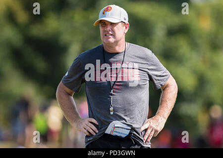 August 06, 2018: Washington Redskins Head Coach Jay Gruden während der Trainingslager 2018 Bon Secours Washington Redskins Training Center in Richmond, Virginia aussieht. Scott Taetsch/CSM Stockfoto