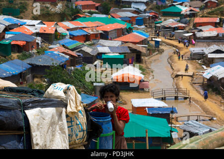 COX'S BAZAR, BANGLADESCH - AUGUST 04: Rohingya Menschen im Flüchtlingslager in Cox's Bazar, Bangladesch am August 04, 2018 gesehen. Stockfoto