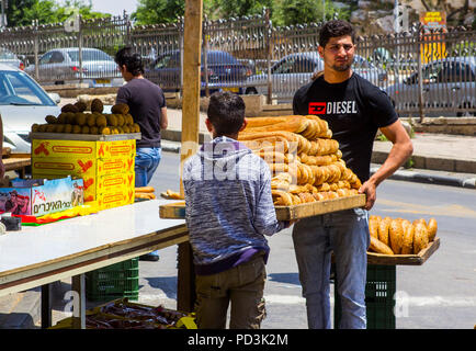 11. Mai 2018 ein Brot Anbieter an der belebten Kreuzung der Nablus Road und Sultan uleiman Straße in der arabischen muslimischen Viertel von Jerusalem Israel nähert sich t Stockfoto