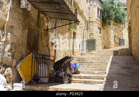 Eine schmale Straße mit steigenden Schritte weg von der Via Dolorosa in Jerusalem, Israel Stockfoto