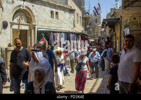 11. Mai 2018 Massen von Einheimischen und Touristen throng der geschäftigen Via Dolorosa in der alten Stadtmauer von Jerusalem Israel an einem sonnigen Freitag Nachmittag Stockfoto