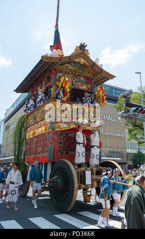 Japanische Männer mit Mikoshi an Gion Matsuri, Kyoto, Japan, 2018 Stockfoto