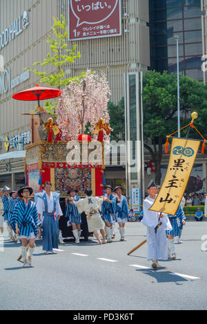 Japanische Männer mit Mikoshi an Gion Matsuri, Kyoto, Japan, 2018 Stockfoto