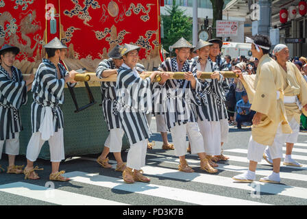 Japanische Männer mit Mikoshi an Gion Matsuri, Kyoto, Japan, 2018 Stockfoto